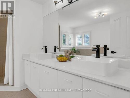 606 Brooker Ridge, Newmarket, ON - Indoor Photo Showing Bathroom