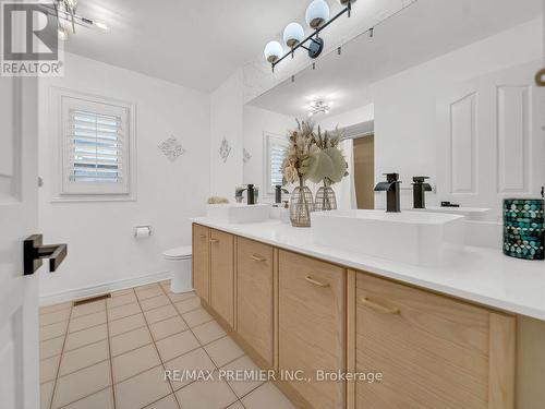 606 Brooker Ridge, Newmarket, ON - Indoor Photo Showing Bathroom