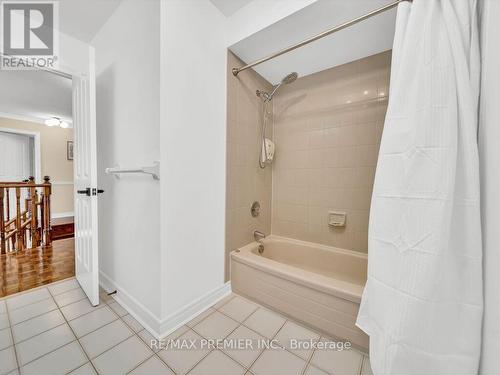 606 Brooker Ridge, Newmarket, ON - Indoor Photo Showing Bathroom
