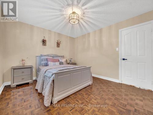 606 Brooker Ridge, Newmarket, ON - Indoor Photo Showing Bedroom