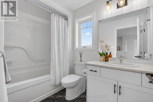 94 Styles Drive, St. Thomas, ON - Indoor Photo Showing Bathroom