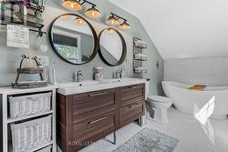 Primary bedroom ensuite - 