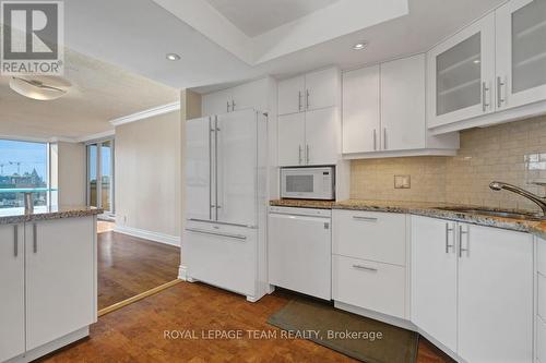 1702 - 160 George Street, Ottawa, ON - Indoor Photo Showing Kitchen