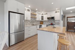 6-10008 Third St  Sidney, BC V8L 3B3