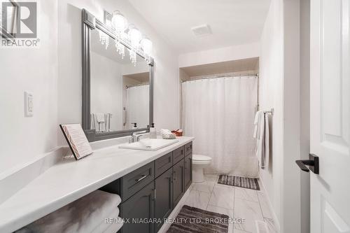 4pc bath on main - 14 - 165 Main Street E, Grimsby (Grimsby East), ON - Indoor Photo Showing Bathroom