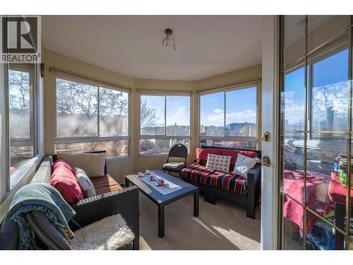 945 Lawrence Avenue Unit# 308, Kelowna, BC - Indoor Photo Showing Living Room