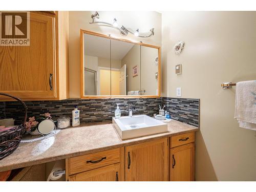 945 Lawrence Avenue Unit# 308, Kelowna, BC - Indoor Photo Showing Bathroom