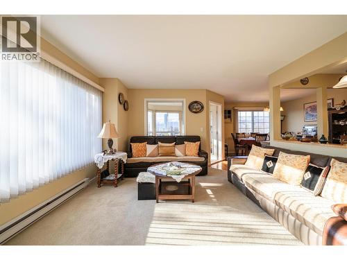 945 Lawrence Avenue Unit# 308, Kelowna, BC - Indoor Photo Showing Living Room