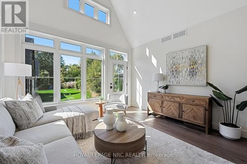 281 Elmwood Avenue, Fort Erie (Crystal Beach), ON - Indoor Photo Showing Living Room