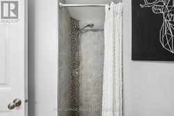 ensuite shower - 