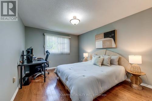 2309 Malcolm Crescent, Burlington, ON - Indoor Photo Showing Bedroom