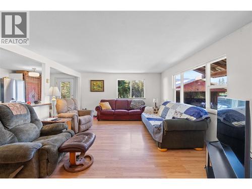 1168 Mallory Road Se, Enderby, BC - Indoor Photo Showing Living Room