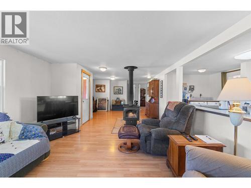 1168 Mallory Road Se, Enderby, BC - Indoor Photo Showing Living Room