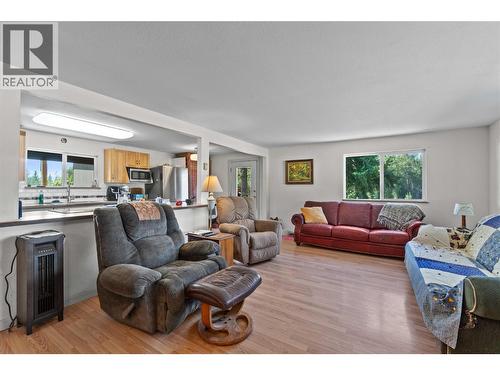 1168 Mallory Road Se, Enderby, BC - Indoor Photo Showing Living Room