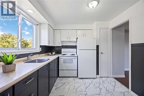 215 Trudeau Drive Unit# 1, Sarnia, ON - Indoor Photo Showing Kitchen