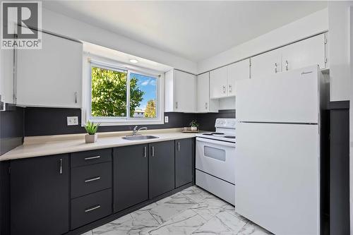 215 Trudeau Drive Unit# 1, Sarnia, ON - Indoor Photo Showing Kitchen