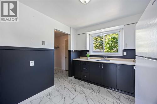 215 Trudeau Drive Unit# 1, Sarnia, ON - Indoor Photo Showing Kitchen