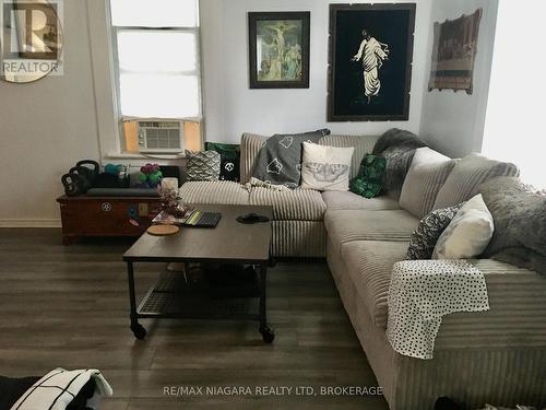 163 Welland Avenue, St. Catharines (Downtown), ON - Indoor Photo Showing Living Room