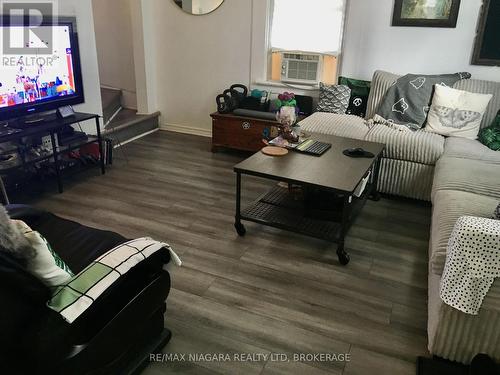 Could be LR & Dining Space - 163 Welland Avenue, St. Catharines (Downtown), ON - Indoor Photo Showing Living Room
