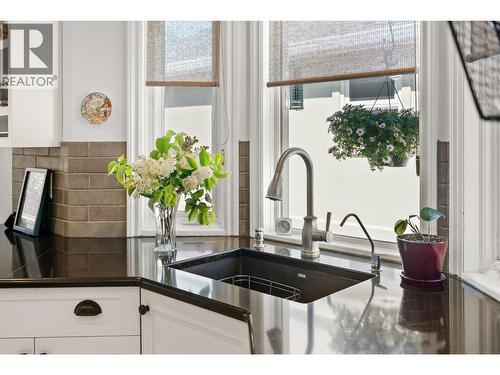 3889 Gallaghers Grange, Kelowna, BC - Indoor Photo Showing Kitchen
