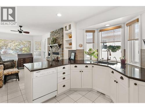 3889 Gallaghers Grange, Kelowna, BC - Indoor Photo Showing Kitchen