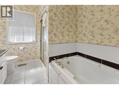 3889 Gallaghers Grange, Kelowna, BC - Indoor Photo Showing Bathroom