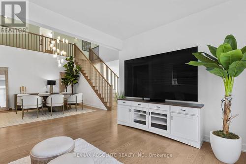 921 Beckton Heights, Ottawa, ON - Indoor Photo Showing Living Room
