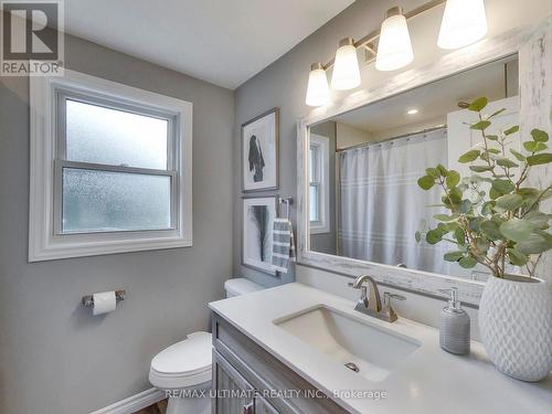 496 Elgin Street N, Cambridge, ON - Indoor Photo Showing Bathroom