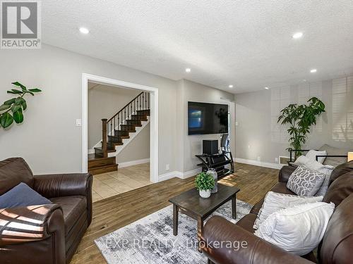 2840 Tradewind Drive, Mississauga, ON - Indoor Photo Showing Living Room