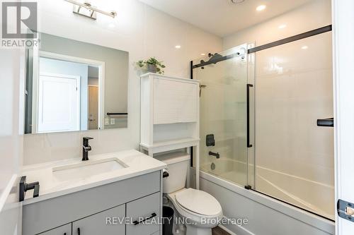 5 - 60 Charles Street W, Kitchener, ON - Indoor Photo Showing Bathroom
