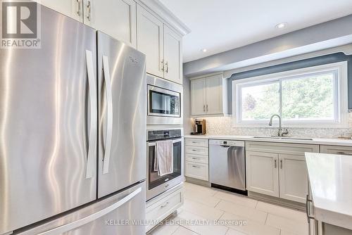 5203 Broughton Crescent, Burlington, ON - Indoor Photo Showing Kitchen With Upgraded Kitchen