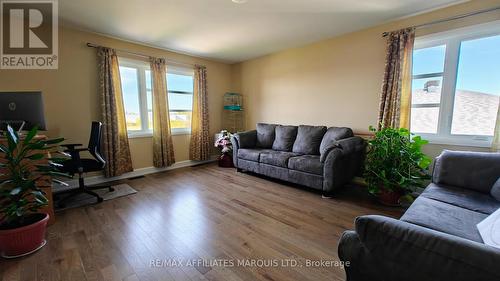 369 Belfort Crescent, Cornwall, ON - Indoor Photo Showing Living Room