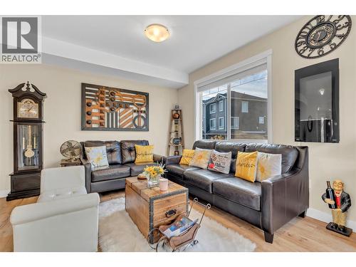 1115 Holden Road Unit# 133, Penticton, BC - Indoor Photo Showing Living Room