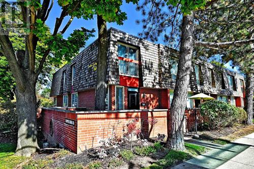 1 - 69 UPPER CANADA DRIVE  Toronto, ON M2P 2A3