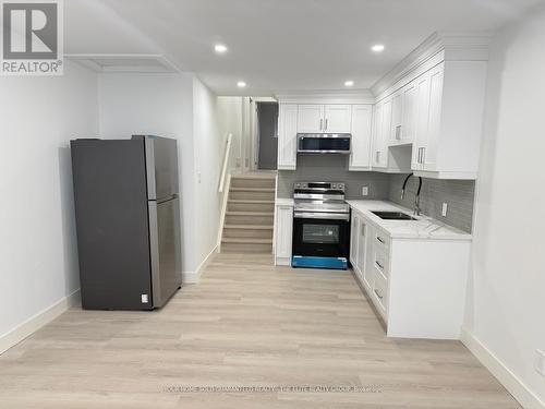 3276 Victory Crescent, Mississauga, ON - Indoor Photo Showing Kitchen With Double Sink