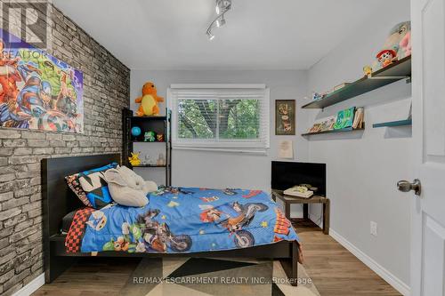 18 Riverdale Drive, Hamilton, ON - Indoor Photo Showing Bedroom
