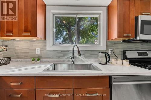 18 Riverdale Drive, Hamilton, ON - Indoor Photo Showing Kitchen