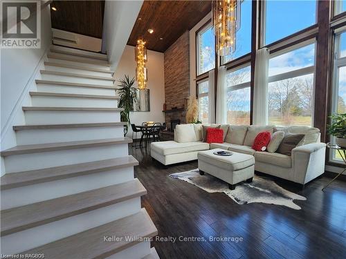 250 Tyendinaga Drive, Saugeen Shores, ON - Indoor Photo Showing Living Room