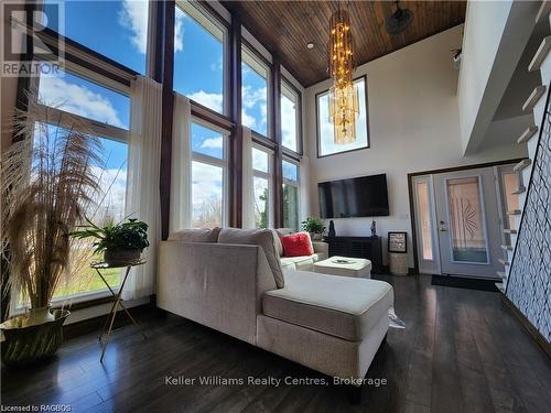 250 Tyendinaga Drive, Saugeen Shores, ON - Indoor Photo Showing Living Room