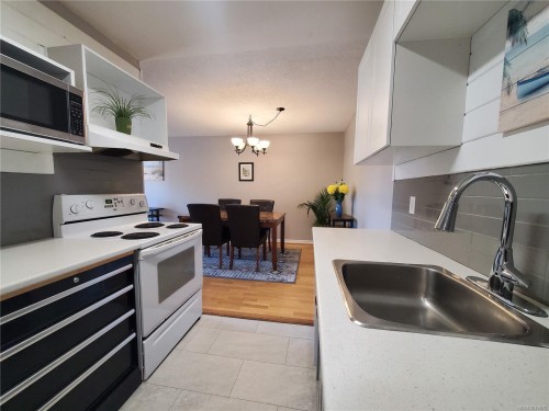 307A-178 Back Rd, Courtenay, BC - Indoor Photo Showing Kitchen