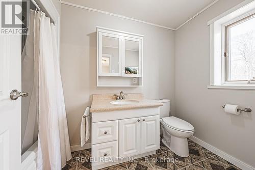 1325 3 Side Road, Milton, ON - Indoor Photo Showing Bathroom