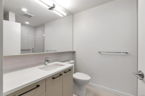 302-9775 Fourth St, Sidney, BC - Indoor Photo Showing Bathroom