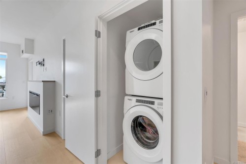 302-9775 Fourth St, Sidney, BC - Indoor Photo Showing Laundry Room