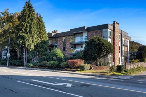 206-1725 Cedar Hill Cross Rd  Saanich, BC V8P 2P8