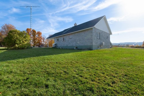 Courtyard - 125 Rue Des Peupliers, Stratford, QC - Outdoor