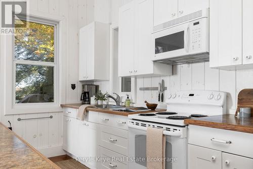 1127 Whispering Pines Trail, Bracebridge (Oakley), ON - Indoor Photo Showing Kitchen