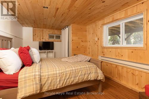 1127 Whispering Pines Trail, Bracebridge (Oakley), ON - Indoor Photo Showing Bedroom