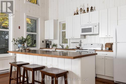 1127 Whispering Pines Trail, Bracebridge (Oakley), ON - Indoor Photo Showing Kitchen