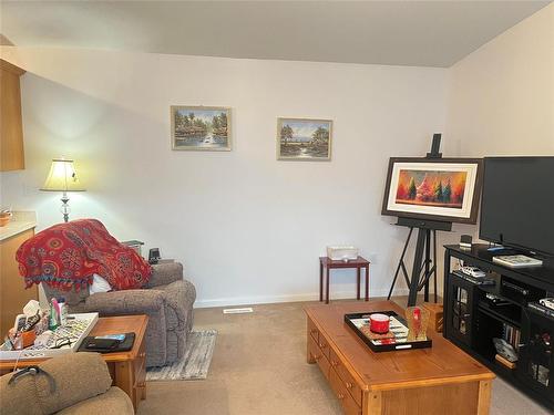 93 Eagle Way, Brandon, MB - Indoor Photo Showing Living Room