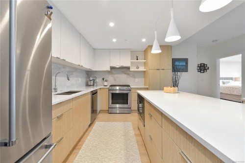 302-5118 Cordova Bay Rd, Saanich, BC - Indoor Photo Showing Kitchen With Upgraded Kitchen